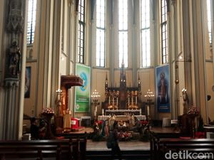 Melihat Persiapan Gereja Katedral Menyambut Natal