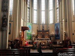 Melihat Persiapan Gereja Katedral Menyambut Natal