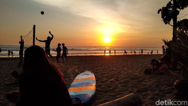 Menikmati Sunset Jelang Natal dari Pantai Pangandaran