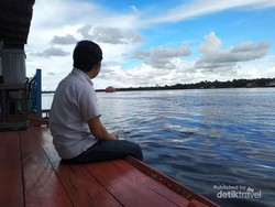 Sedamai Ini Bersantai di Tepi Sungai Mentaya Sampit