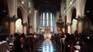 Suasana Khidmat Misa Natal di Gereja Katedral