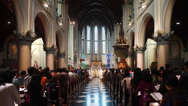Suasana Khidmat Misa Natal di Gereja Katedral