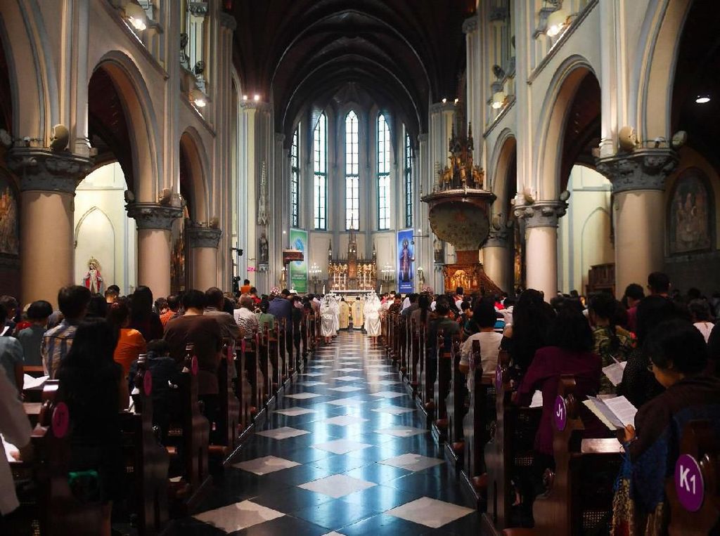 Suasana Khidmat Ibadah Natal di Gereja Katedral Suasana Khidmat Ibadah Natal di Gereja Katedral