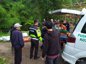 Polisi Evakuasi Korban Bus yang Terjun ke Jurang di Pagar Alam Sumsel