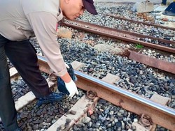Pria di Bekasi Tewas Terlindas Kereta, Diduga Bunuh Diri