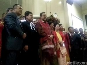Pantau Perayaan Natal di Gereja, Anies Dihadiahi Kain Ulos Batak Pantau Perayaan Natal di Gereja, Anies Dihadiahi Kain Ulos Batak