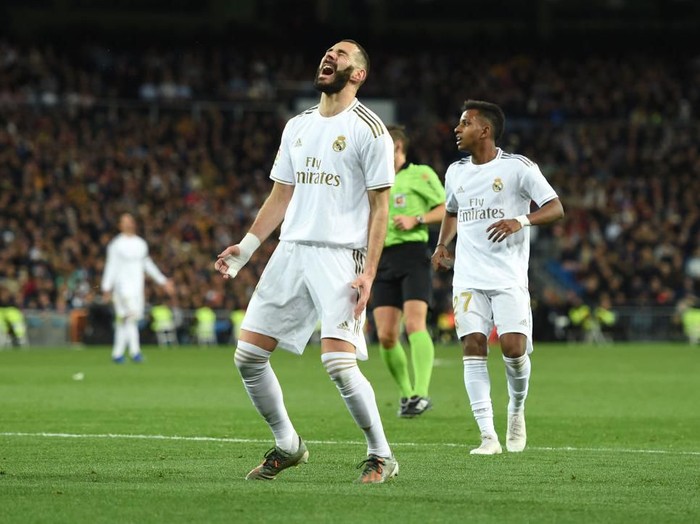 MADRID, SPAIN - DECEMBER 22: Karim Benzema of Real Madrid reacts during the Liga match between Real Madrid CF and Athletic Club at Estadio Santiago Bernabeu on December 22, 2019 in Madrid, Spain. (Photo by Denis Doyle/Getty Images)