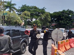 Ribuan Pengunjung Padati KBS, Arus Lalin Macet