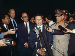 Menhan AS Jual Senjata ke Iran untuk Biayai Antikomunis, Bush Mengampuni