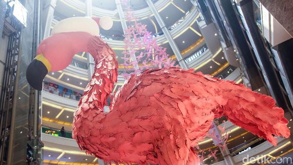 Flamingo Raksasa Sambut Nataru di Pusat Perbelanjaan