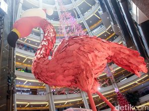 Flamingo Raksasa Sambut Nataru di Pusat Perbelanjaan