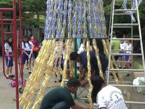 Lewat Pohon Natal Plastik, Murid SD di Jambi Tunjukkan Toleransi