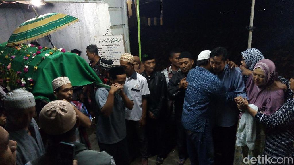 Potret Suasana Pemakaman Mahasiswa Unsika yang Tewas di Gua Lele Potret Suasana Pemakaman Mahasiswa Unsika yang Tewas di Gua Lele