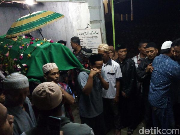 Potret Suasana Pemakaman Mahasiswa Unsika yang Tewas di Gua Lele