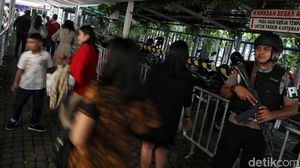 Polisi Bersiaga di Gereja Katedral Jelang Misa Natal