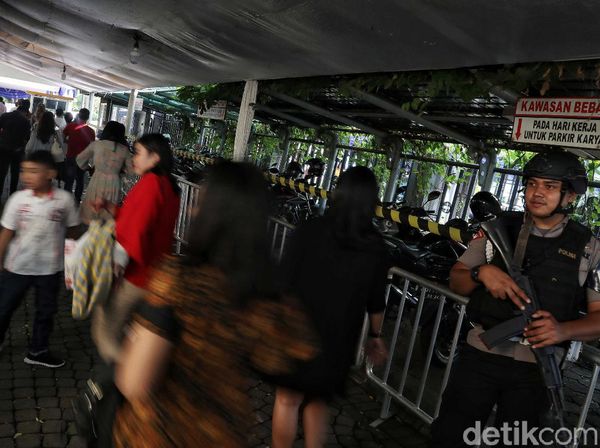 Polisi Bersiaga di Gereja Katedral Jelang Misa Natal