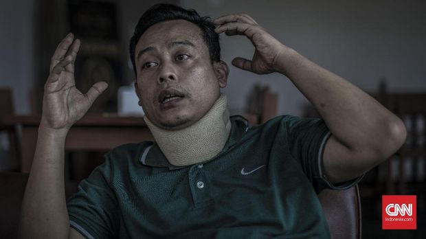 Salah satu korban selamat bom Kedubes Australia, Aiptu Ram Mahdi Maulana, 39 tahun, didampingi istrinya, Yudhi Septiantari, saat diwawancara redaksi CNNIndonesia.com, Bogor, Rabu, 11 Desember 2019. CNN Indonesia/Bisma Septalisma