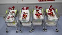 Gemas! Bayi di Thailand Pakai Kostum Sinterklas Untuk Sambut Natal