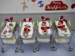 Gemas! Bayi di Thailand Pakai Kostum Sinterklas Untuk Sambut Natal