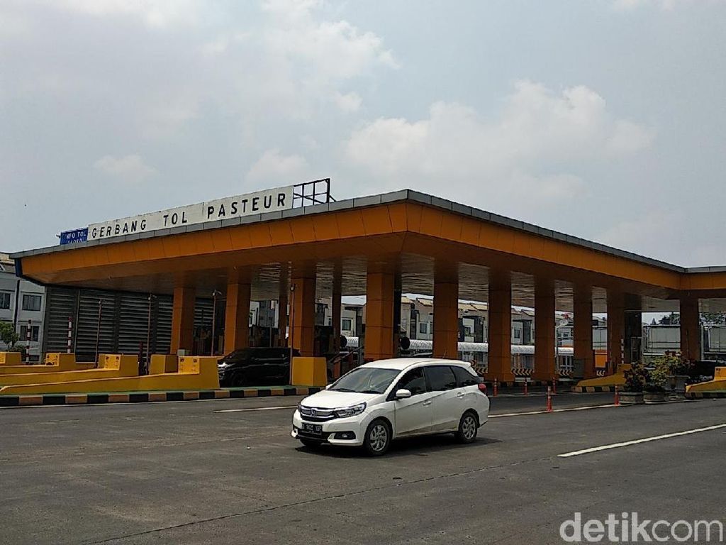 4 Kendaraan Terlibat Tabrakan Beruntun di Exit Tol Pasteur 4 Kendaraan Terlibat Tabrakan Beruntun di Exit Tol Pasteur