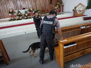 Polres Jaktim Sterilisasi Gereja di Pulo Gebang, Anjing Pelacak Dikerahkan