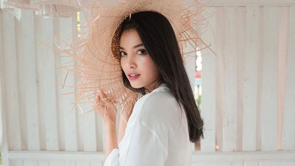 Sisi Asih, Pramugari Cantik yang Boleh Dipeluk Fans dengan Syarat!