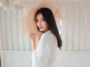 Sisi Asih, Pramugari Cantik yang Boleh Dipeluk Fans dengan Syarat!