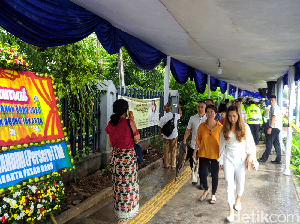 Rayakan Natal, Jemaat Mulai Berdatangan ke Gereja Katedral Rayakan Natal, Jemaat Mulai Berdatangan ke Gereja Katedral