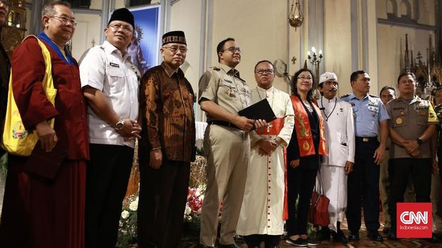 Anies Baswedan di Gereja Katedral Gubernur DKI Jakarta Anies Baswedan meninjau malam Natal di Gereja Katedral, Jakarta Pusat, Selasa (24/12/2019). Anies kunjungan Bersama Forum Koordinasi Pimpinan Daerah (Forkopimda), Forum Kerukunan Umat Beragama (FKUB) DKI Jakarta dan beberapa kepala dinas. CNN Indonesia/Andry Novelino