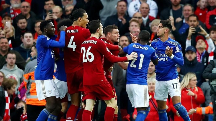 LIVERPOOL, ENGLAND - OCTOBER 05: Ayoze Perez of Leicester City argues with Liverpool players at the end of the match after the Premier League match between Liverpool FC and Leicester City at Anfield on October 05, 2019 in Liverpool, United Kingdom. (Photo by Clive Brunskill/Getty Images)