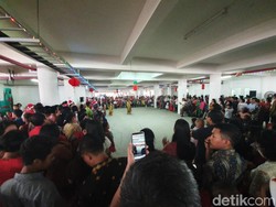 Natal Perdana di Gereja Santa Clara Bekasi, Jemaat Tampilkan Tari Daerah