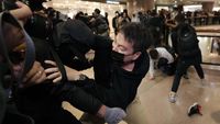 Polisi Hong Kong dan Demonstran Bentrok di Malam Natal