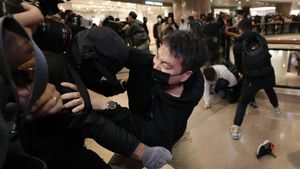 Polisi Hong Kong dan Demonstran Bentrok di Malam Natal