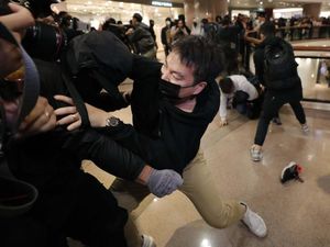 Polisi Hong Kong dan Demonstran Bentrok di Malam Natal