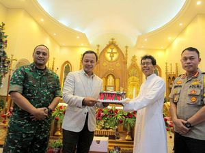 Kunjungi 5 Gereja, Walkot Bogor Ucapkan Selamat Natal & Bagi-bagi Kue Kunjungi 5 Gereja, Walkot Bogor Ucapkan Selamat Natal & Bagi-bagi Kue