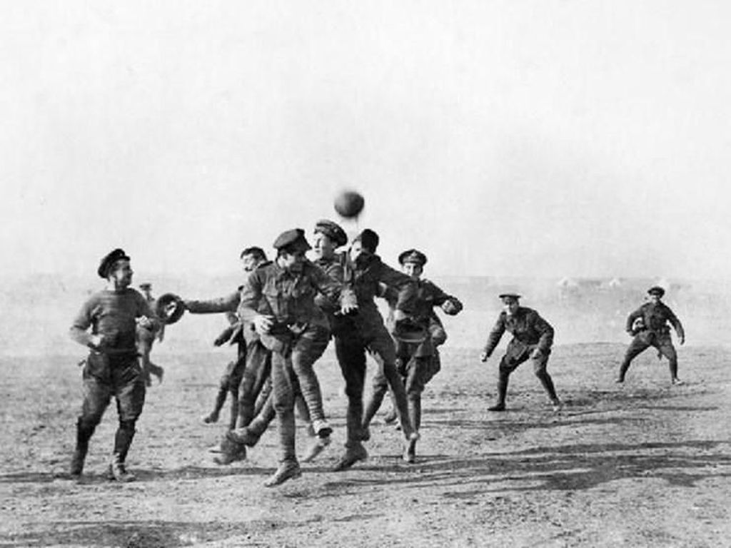 Legenda Perang Dunia I: Tentara Inggris vs Jerman Pilih Main Bola Legenda Perang Dunia I: Tentara Inggris vs Jerman Pilih Main Bola