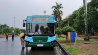 Melihat Antusias Warga Jajal Bus Listrik di Monas