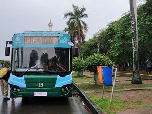 Melihat Antusias Warga Jajal Bus Listrik di Monas