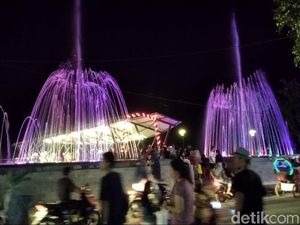 Lagi Hits! Pantai Pangandaran Kini Punya Air Mancur Warna-warni Lagi Hits! Pantai Pangandaran Kini Punya Air Mancur Warna-warni