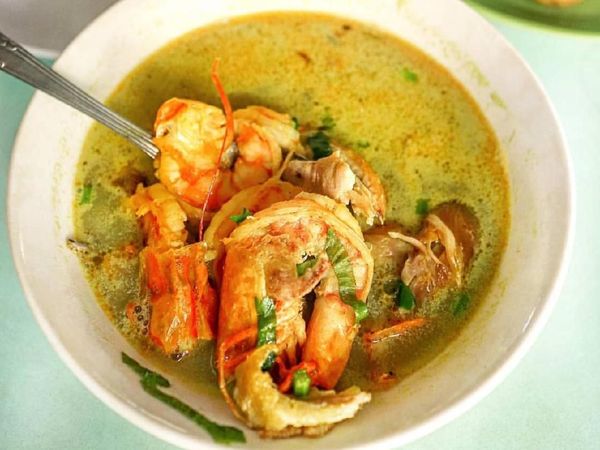 Dingin-dingin Enaknya Sarapan Soto Udang yang Gurih Mantap