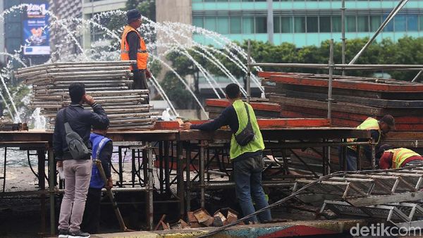Panggung untuk Perayaan Malam Tahun Baru Mulai Dibangun