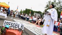 Melihat Ibadah Natal di Seberang Istana