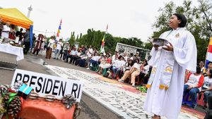 Melihat Ibadah Natal di Seberang Istana