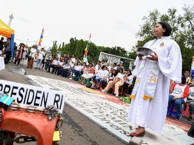 Melihat Ibadah Natal di Seberang Istana