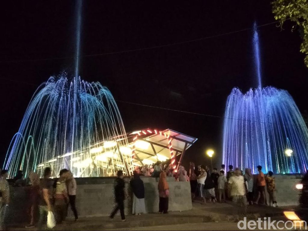 Viral Air Mancur Warna-warni di Pantai Pangandaran Viral Air Mancur Warna-warni di Pantai Pangandaran