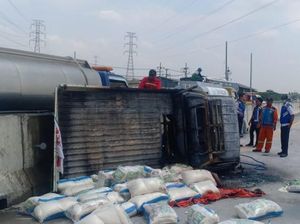 Sebuah Pikap Terguling di Tol Sumo Lalu Terbakar