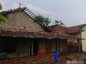 Puluhan Rumah di Trenggalek Rusak Disapu Angin Kencang Puluhan Rumah di Trenggalek Rusak Disapu Angin Kencang