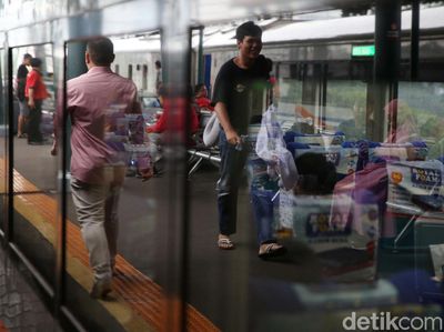 Libur Nataru, Stasiun Gambir Dipadati Penumpang