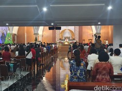Semangat Jemaat Rayakan Natal Perdana di Gereja Santa Clara Bekasi