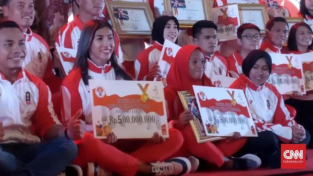 Dea Salsabila Putri ketika menerima bonus SEA Games 2019.
